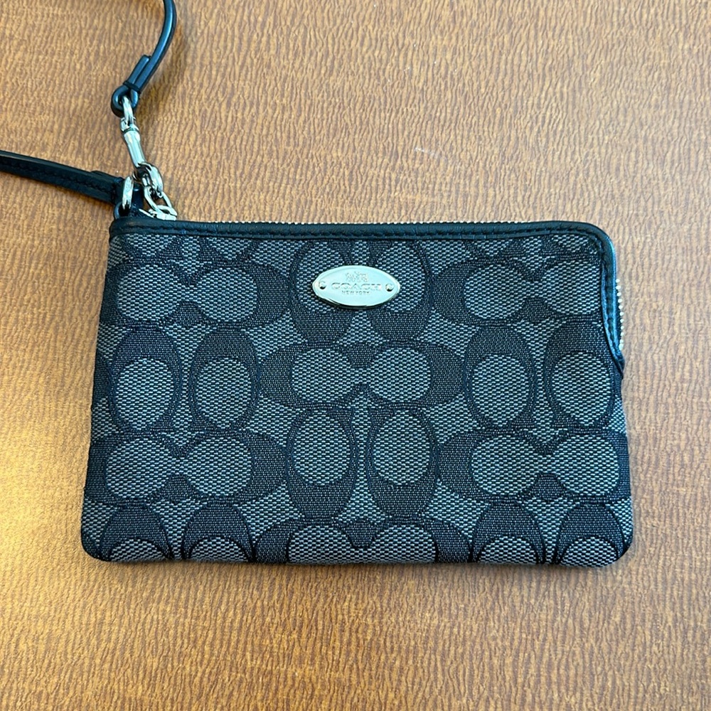 Coach‎ Corner Zip Wristlet New Condition